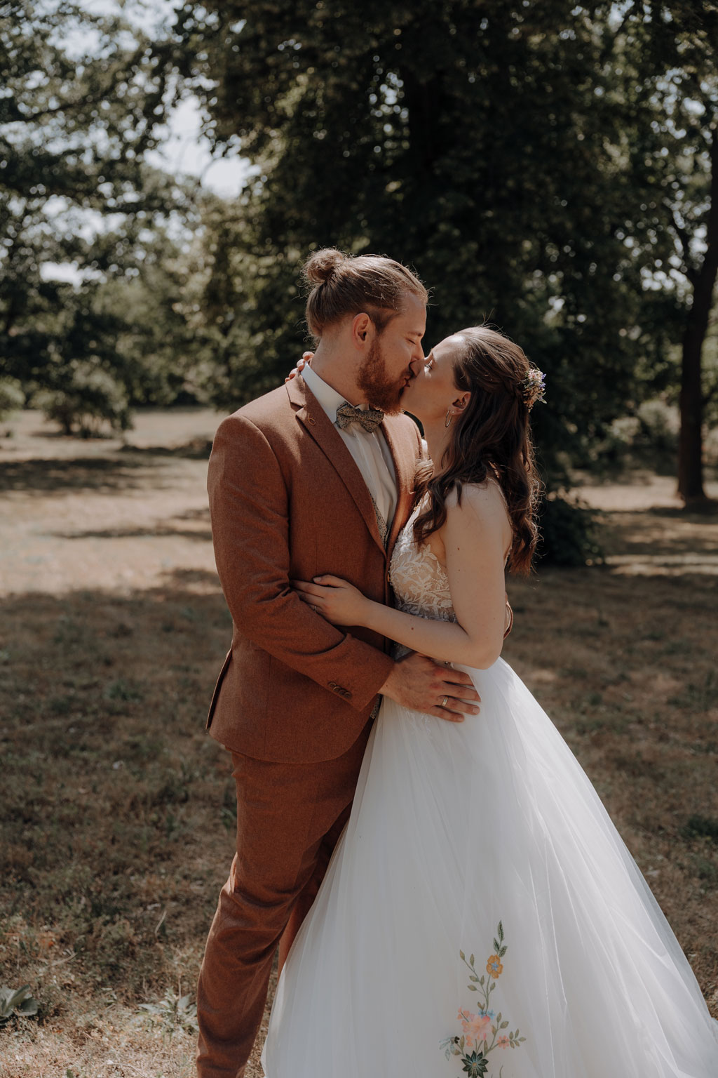 Hochzeit im Schloss Rogäsen 58 Hochzeitsfeier im schloss Rogäsen mit hochzeitsfotograf aus berlin im park in der Natur alles ist grün mit wiese.bunte Hochzeit. farbenfrohe torte. Hochzeitstanz und standesamtliche trauung und getting ready. Hochzeitsdekoration auf dem Tisch und zwei Brautkleider english style englischer Stil.