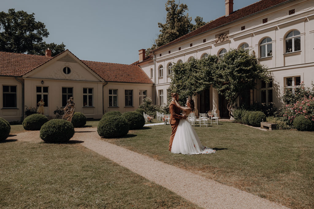 Hochzeit im Schloss Rogäsen 59 Hochzeitsfeier im schloss Rogäsen mit hochzeitsfotograf aus berlin im park in der Natur alles ist grün mit wiese.bunte Hochzeit. farbenfrohe torte. Hochzeitstanz und standesamtliche trauung und getting ready. Hochzeitsdekoration auf dem Tisch und zwei Brautkleider english style englischer Stil.