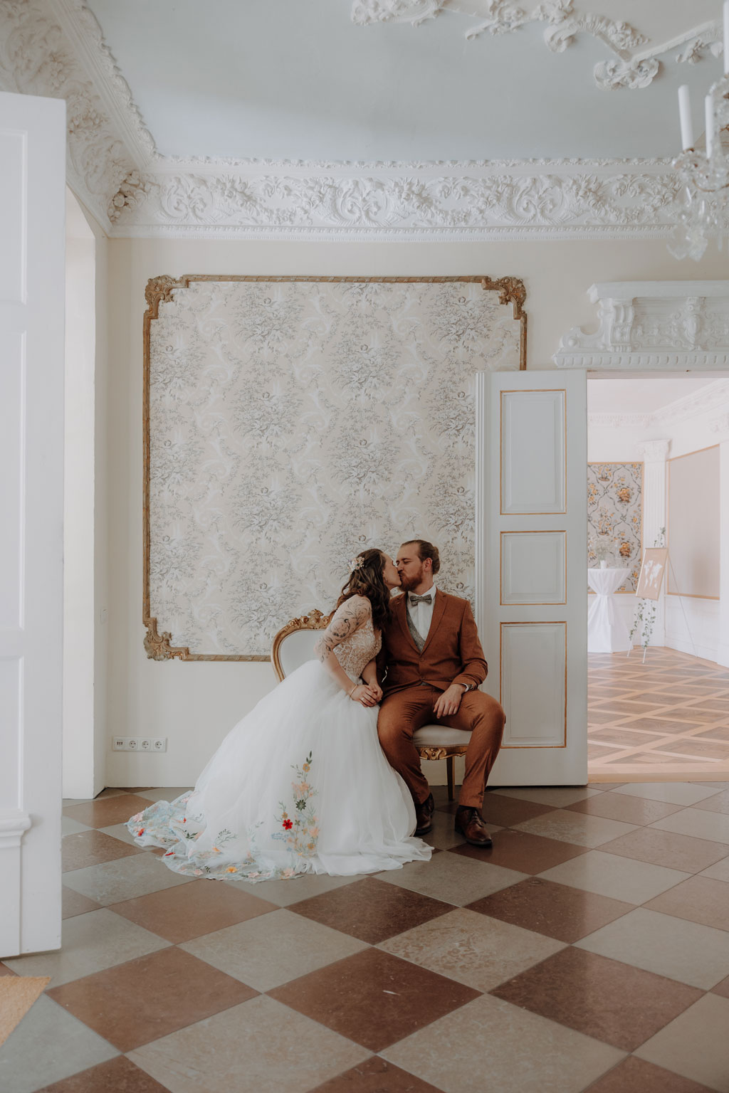 Hochzeit im Schloss Rogäsen 67 Hochzeitsfeier im schloss Rogäsen mit hochzeitsfotograf aus berlin im park in der Natur alles ist grün mit wiese.bunte Hochzeit. farbenfrohe torte. Hochzeitstanz und standesamtliche trauung und getting ready. Hochzeitsdekoration auf dem Tisch und zwei Brautkleider english style englischer Stil.