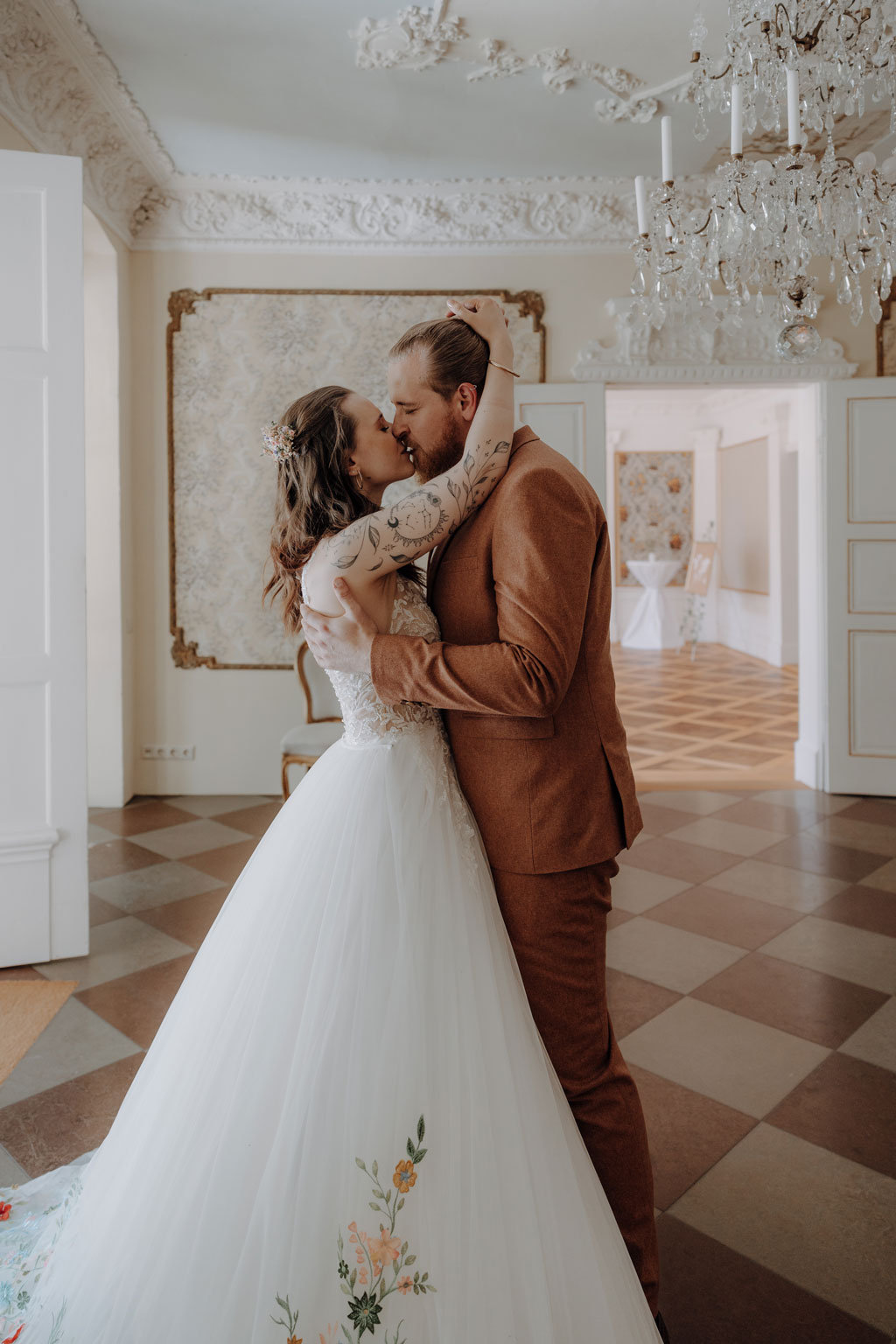 Hochzeit im Schloss Rogäsen 70 Hochzeitsfeier im schloss Rogäsen mit hochzeitsfotograf aus berlin im park in der Natur alles ist grün mit wiese.bunte Hochzeit. farbenfrohe torte. Hochzeitstanz und standesamtliche trauung und getting ready. Hochzeitsdekoration auf dem Tisch und zwei Brautkleider english style englischer Stil.
