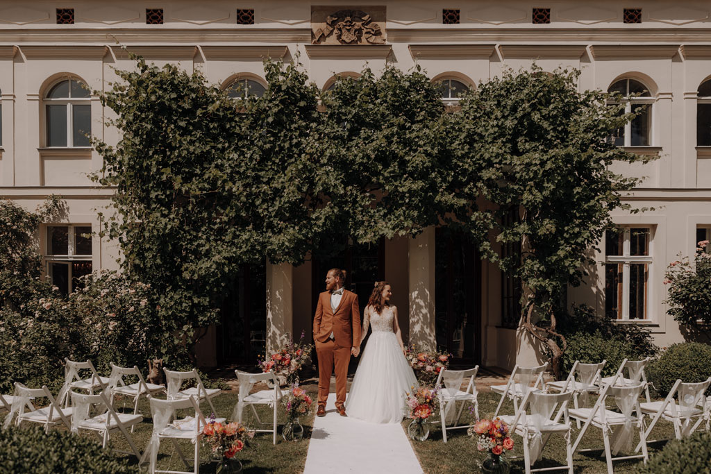 Hochzeit im Schloss Rogäsen 68 Hochzeitsfeier im schloss Rogäsen mit hochzeitsfotograf aus berlin im park in der Natur alles ist grün mit wiese.bunte Hochzeit. farbenfrohe torte. Hochzeitstanz und standesamtliche trauung und getting ready. Hochzeitsdekoration auf dem Tisch und zwei Brautkleider english style englischer Stil.