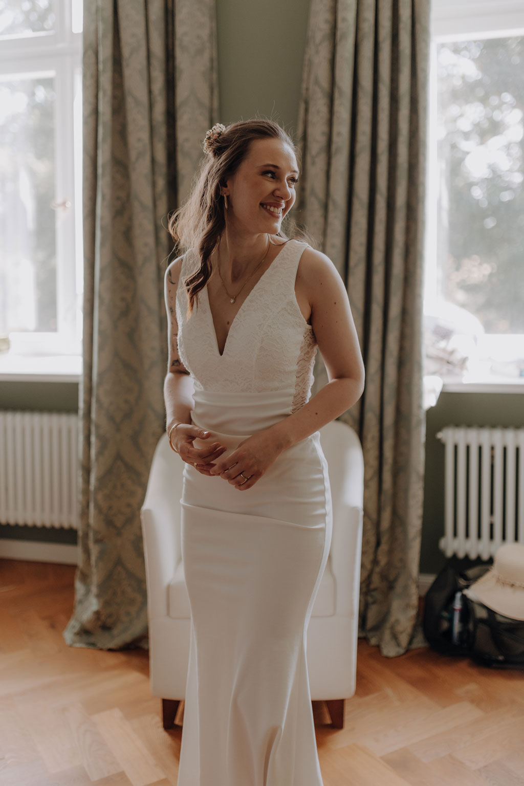 Hochzeit im Schloss Rogäsen 75 Hochzeitsfeier im schloss Rogäsen mit hochzeitsfotograf aus berlin im park in der Natur alles ist grün mit wiese.bunte Hochzeit. farbenfrohe torte. Hochzeitstanz und standesamtliche trauung und getting ready. Hochzeitsdekoration auf dem Tisch und zwei Brautkleider english style englischer Stil.