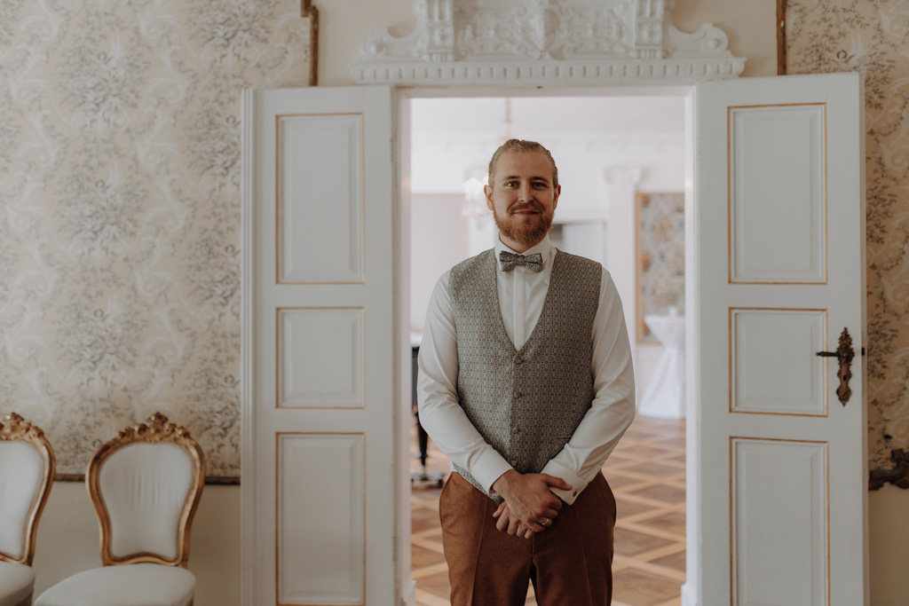 Hochzeit im Schloss Rogäsen 77 Hochzeitsfeier im schloss Rogäsen mit hochzeitsfotograf aus berlin im park in der Natur alles ist grün mit wiese.bunte Hochzeit. farbenfrohe torte. Hochzeitstanz und standesamtliche trauung und getting ready. Hochzeitsdekoration auf dem Tisch und zwei Brautkleider english style englischer Stil.