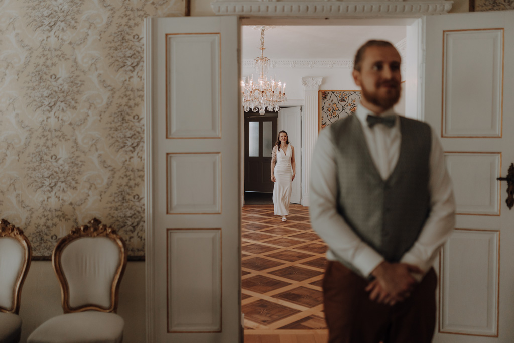 Hochzeit im Schloss Rogäsen 74 Hochzeitsfeier im schloss Rogäsen mit hochzeitsfotograf aus berlin im park in der Natur alles ist grün mit wiese.bunte Hochzeit. farbenfrohe torte. Hochzeitstanz und standesamtliche trauung und getting ready. Hochzeitsdekoration auf dem Tisch und zwei Brautkleider english style englischer Stil.