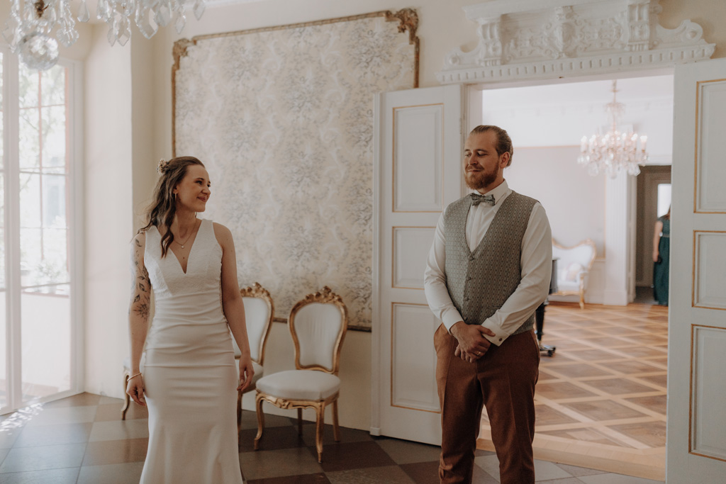 Hochzeit im Schloss Rogäsen 76 Hochzeitsfeier im schloss Rogäsen mit hochzeitsfotograf aus berlin im park in der Natur alles ist grün mit wiese.bunte Hochzeit. farbenfrohe torte. Hochzeitstanz und standesamtliche trauung und getting ready. Hochzeitsdekoration auf dem Tisch und zwei Brautkleider english style englischer Stil.