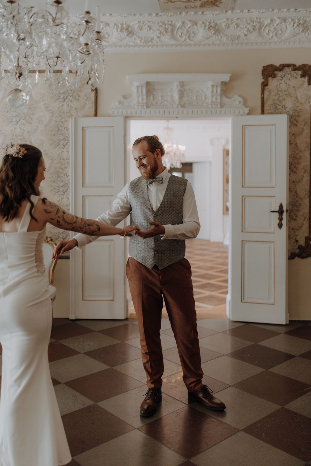 Hochzeit im Schloss Rogäsen 78 Hochzeitsfeier im schloss Rogäsen mit hochzeitsfotograf aus berlin im park in der Natur alles ist grün mit wiese.bunte Hochzeit. farbenfrohe torte. Hochzeitstanz und standesamtliche trauung und getting ready. Hochzeitsdekoration auf dem Tisch und zwei Brautkleider english style englischer Stil.