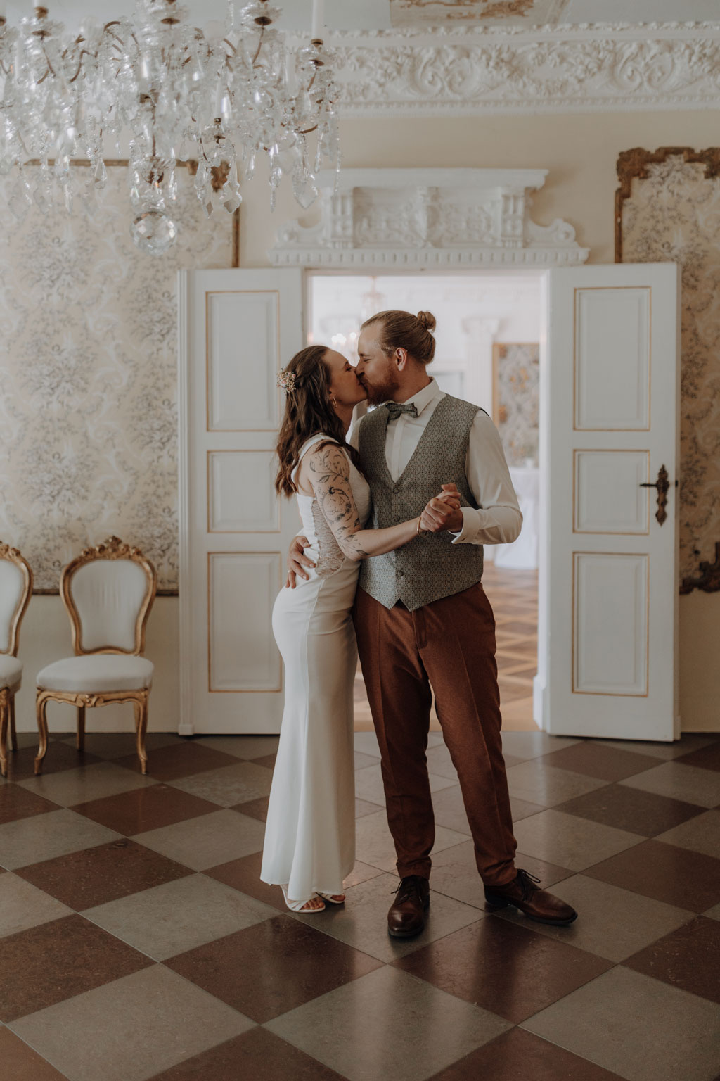 Hochzeit im Schloss Rogäsen 84 Hochzeitsfeier im schloss Rogäsen mit hochzeitsfotograf aus berlin im park in der Natur alles ist grün mit wiese.bunte Hochzeit. farbenfrohe torte. Hochzeitstanz und standesamtliche trauung und getting ready. Hochzeitsdekoration auf dem Tisch und zwei Brautkleider english style englischer Stil.
