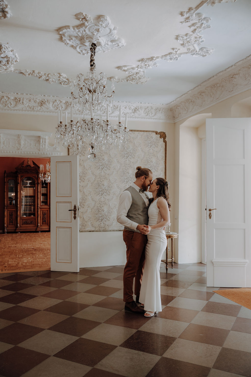 Hochzeit im Schloss Rogäsen 60 Hochzeitsfeier im schloss Rogäsen mit hochzeitsfotograf aus berlin im park in der Natur alles ist grün mit wiese.bunte Hochzeit. farbenfrohe torte. Hochzeitstanz und standesamtliche trauung und getting ready. Hochzeitsdekoration auf dem Tisch und zwei Brautkleider english style englischer Stil.