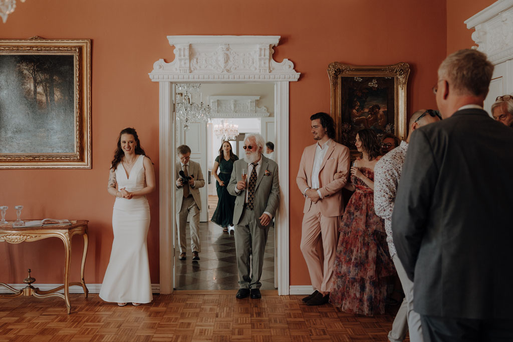 Hochzeit im Schloss Rogäsen 71 Hochzeitsfeier im schloss Rogäsen mit hochzeitsfotograf aus berlin im park in der Natur alles ist grün mit wiese.bunte Hochzeit. farbenfrohe torte. Hochzeitstanz und standesamtliche trauung und getting ready. Hochzeitsdekoration auf dem Tisch und zwei Brautkleider english style englischer Stil.