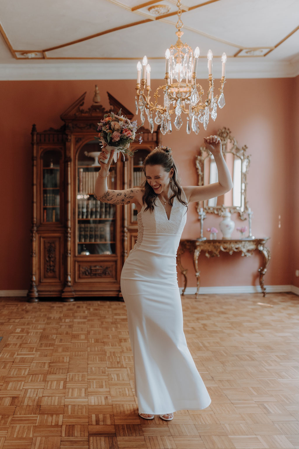 Hochzeit im Schloss Rogäsen 81 Hochzeitsfeier im schloss Rogäsen mit hochzeitsfotograf aus berlin im park in der Natur alles ist grün mit wiese.bunte Hochzeit. farbenfrohe torte. Hochzeitstanz und standesamtliche trauung und getting ready. Hochzeitsdekoration auf dem Tisch und zwei Brautkleider english style englischer Stil.