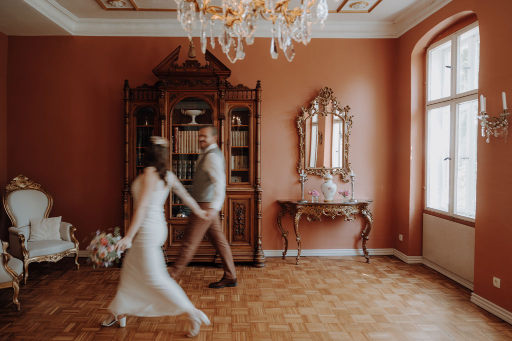 Hochzeit im Schloss Rogäsen 69 Hochzeitsfeier im schloss Rogäsen mit hochzeitsfotograf aus berlin im park in der Natur alles ist grün mit wiese.bunte Hochzeit. farbenfrohe torte. Hochzeitstanz und standesamtliche trauung und getting ready. Hochzeitsdekoration auf dem Tisch und zwei Brautkleider english style englischer Stil.