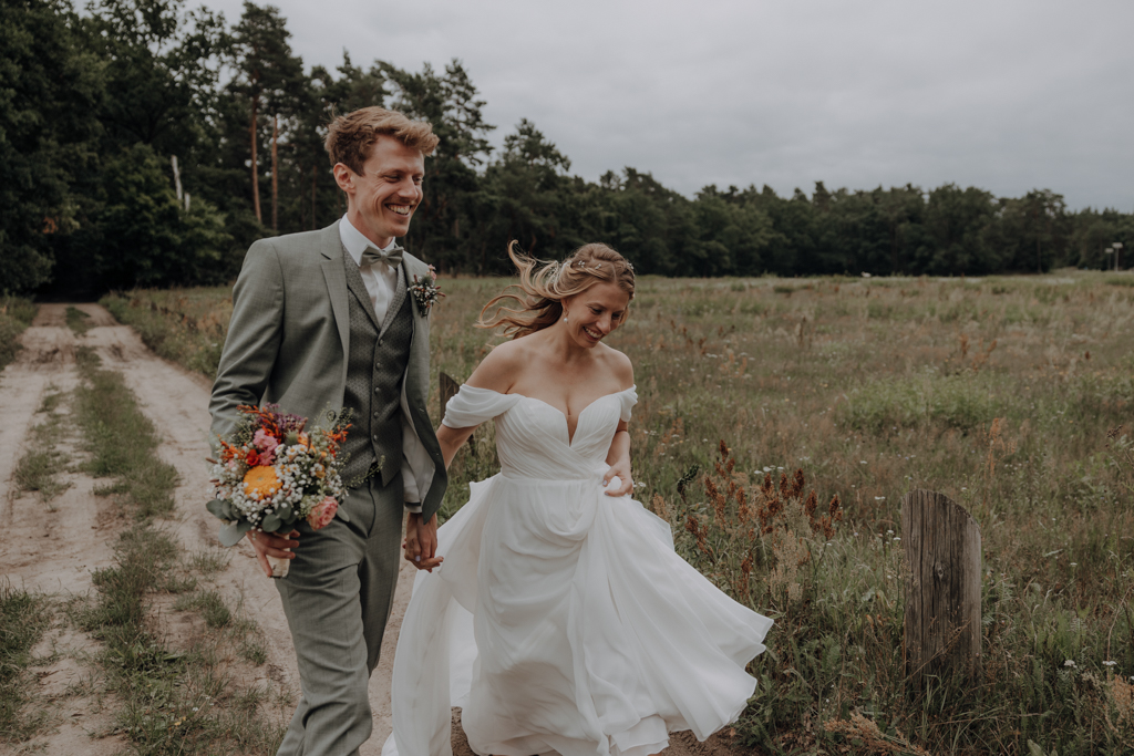 hochzeitsfotograf berlin Brandenburg in einem garten bei der Familie mit poolparty. freie trauung am See im garten und Hochzeitstorte.