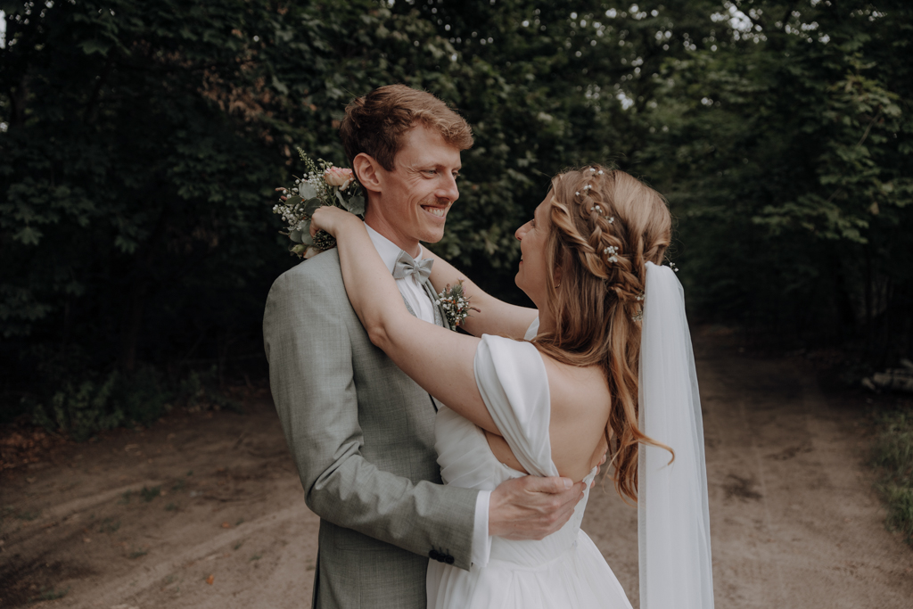 hochzeitsfotograf berlin Brandenburg in einem garten bei der Familie mit poolparty. freie trauung am See im garten und Hochzeitstorte.