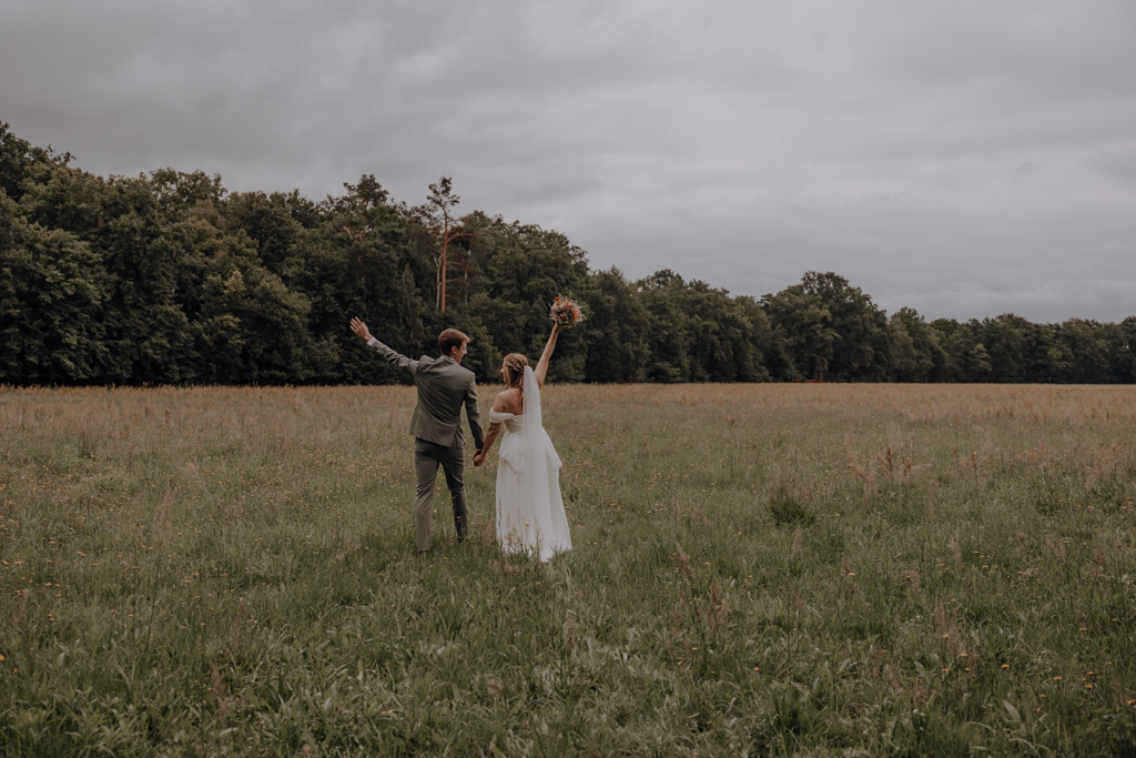 hochzeitsfotograf berlin Brandenburg in einem garten bei der Familie mit poolparty. freie trauung am See im garten und Hochzeitstorte.
