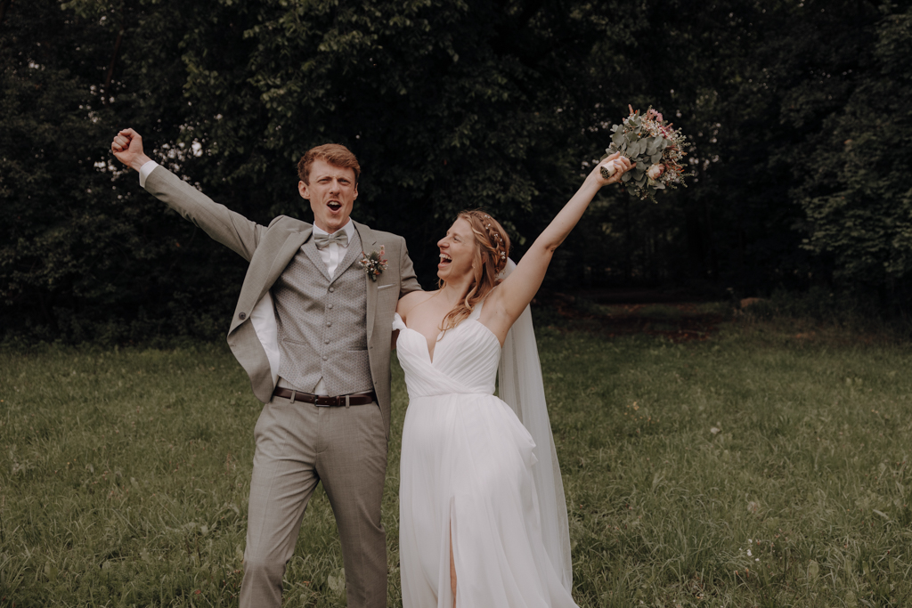 hochzeitsfotograf berlin Brandenburg in einem garten bei der Familie mit poolparty. freie trauung am See im garten und Hochzeitstorte.