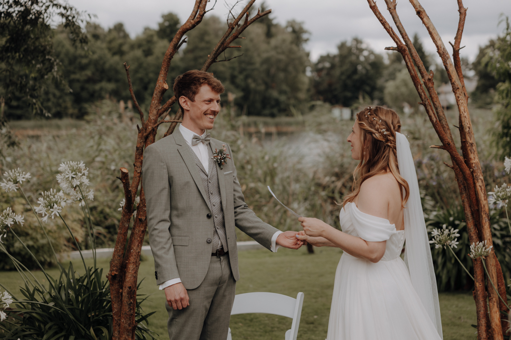 hochzeitsfotograf berlin Brandenburg in einem garten bei der Familie mit poolparty. freie trauung am See im garten und Hochzeitstorte.