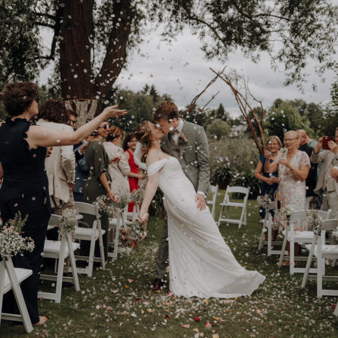 hochzeitsfotograf berlin Brandenburg in einem garten bei der Familie mit poolparty. freie trauung am See im garten und Hochzeitstorte.
