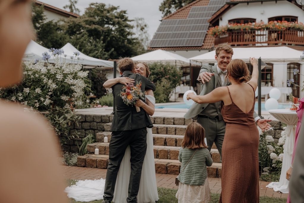 Lensofbeauty Hochzeitsfotos Berlin Hochzeitsfotograf Gartenparty Sommerhochzeit 530