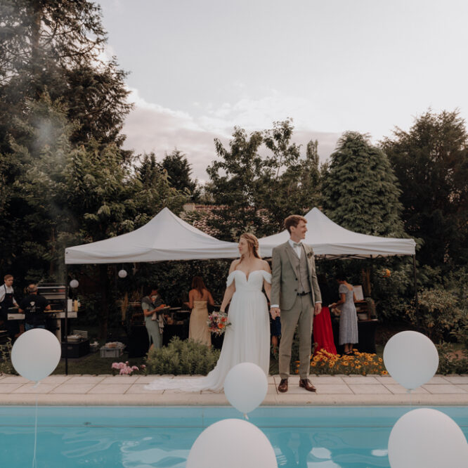 hochzeitsfotograf berlin Brandenburg in einem garten bei der Familie mit poolparty. freie trauung am See im garten und Hochzeitstorte.