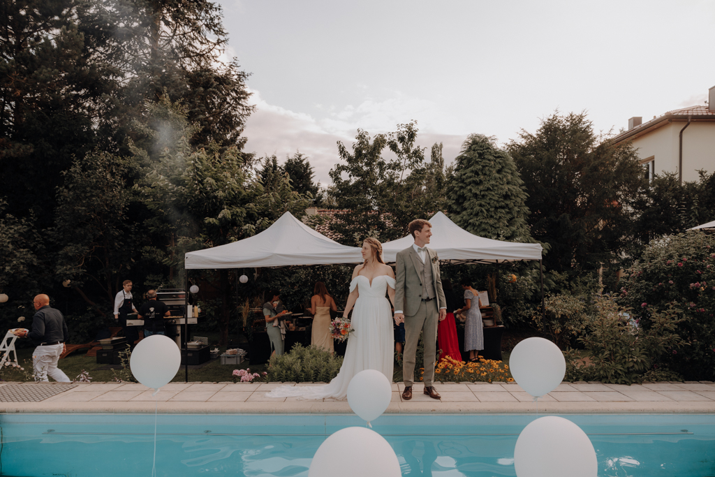 hochzeitsfotograf berlin Brandenburg in einem garten bei der Familie mit poolparty. freie trauung am See im garten und Hochzeitstorte.