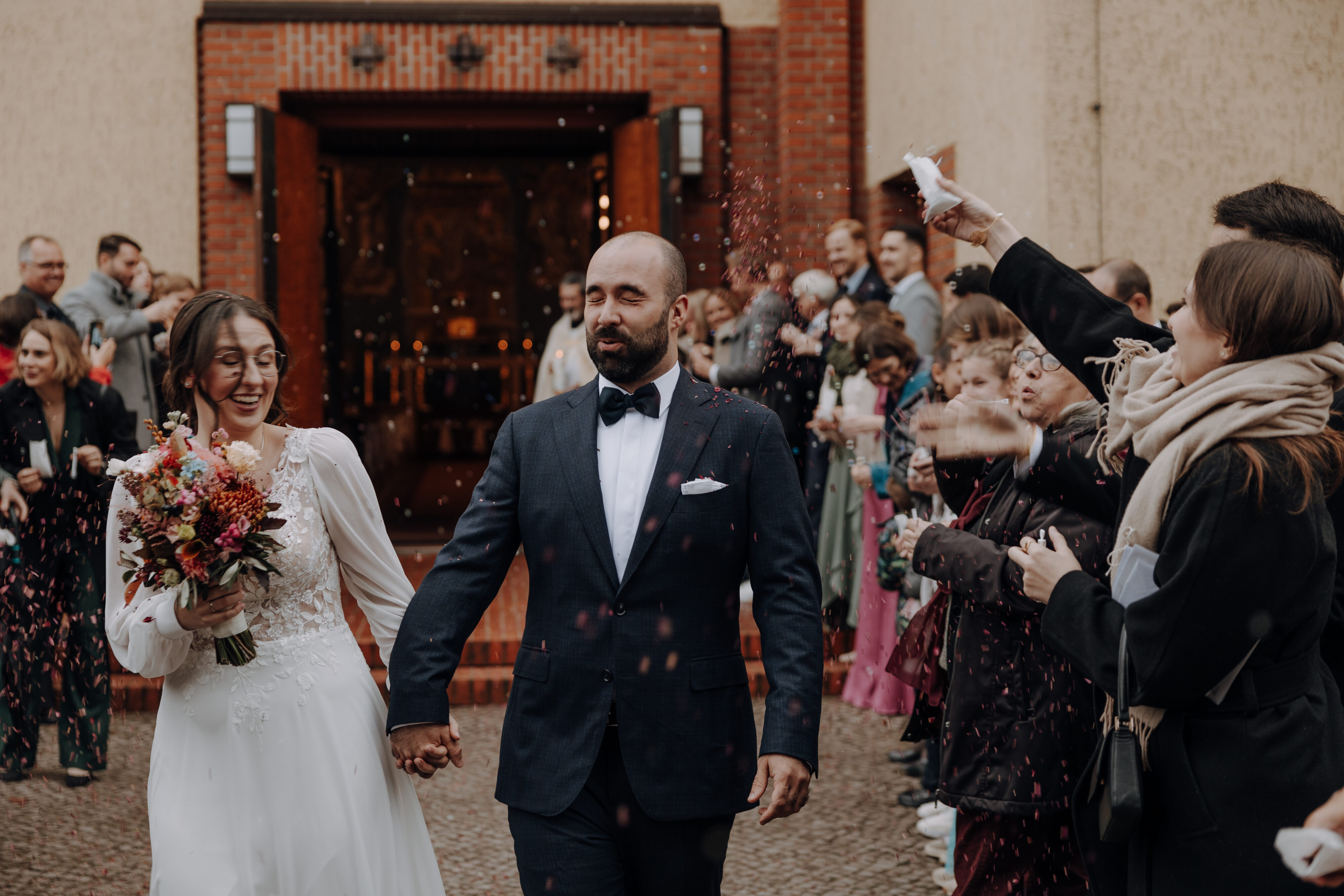 Hochzeitsfotograf Berlin 4 Hochzeitsfotos in Potsdam in einer Kirche. Spalier beim rausgehen und viel Konfetti und blüten. hochzeitsfotograf berlin und weddingphotographer in Europe. Destination Weddings. i take pictures everywhere
