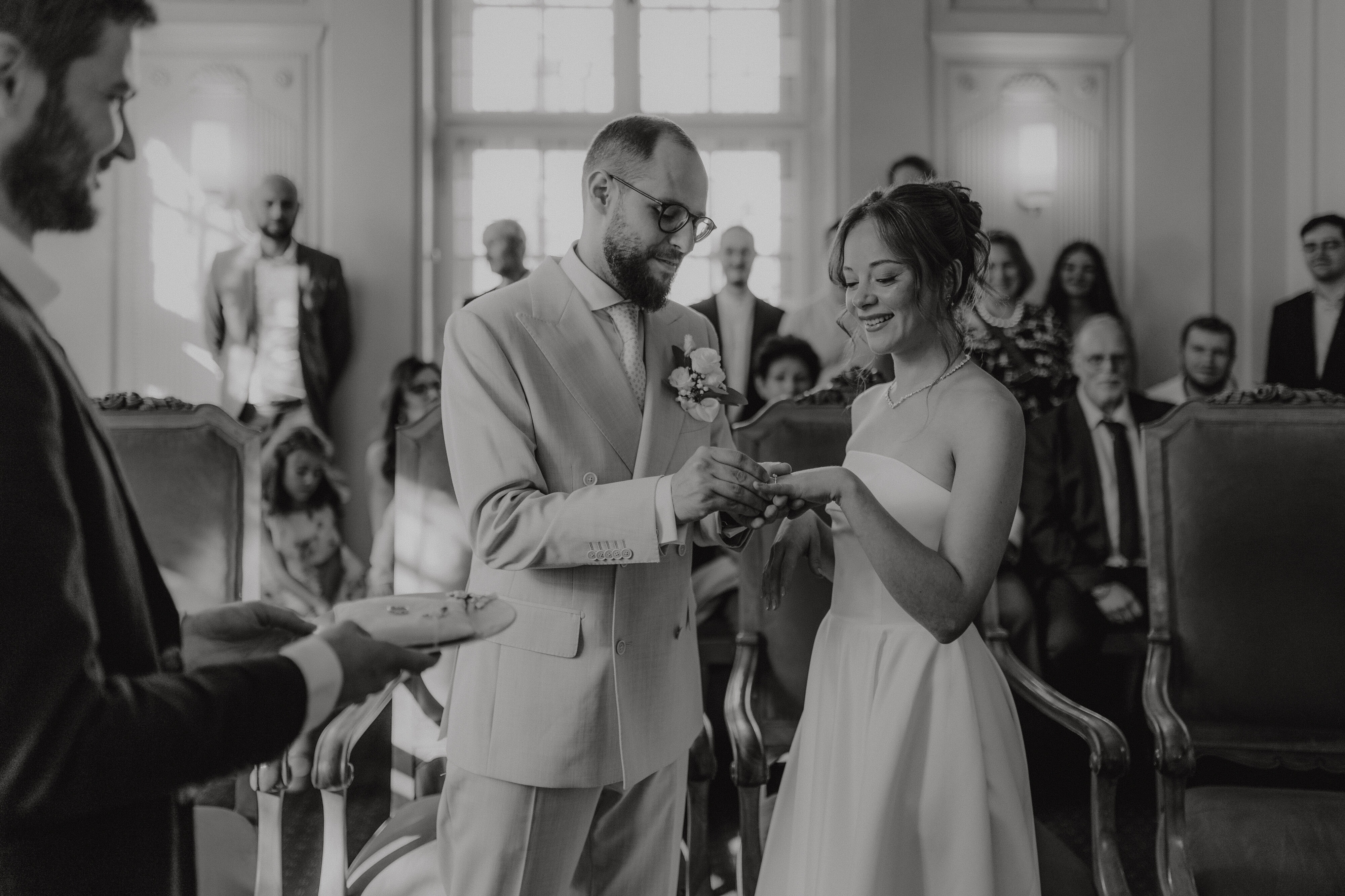 Hochzeitsfotos vom hochzeitsfotograf einer standesamtlichen Hochzeit in berlin im Rathaus Schöneberg. trauraum und Paarfotos und Hochzeitskuss.