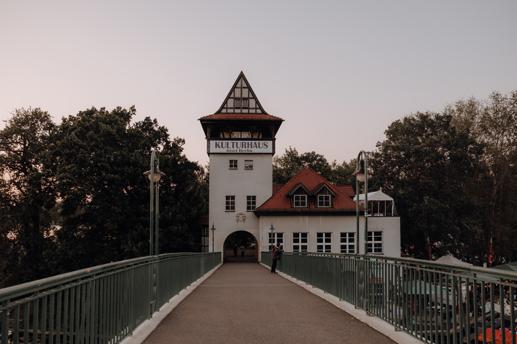 WEB Lensofbeauty Hochzeitsfotos Alt Stralau Kirche Insel der Jugend Biergarten Hochzeitsfotograf Berlin 950