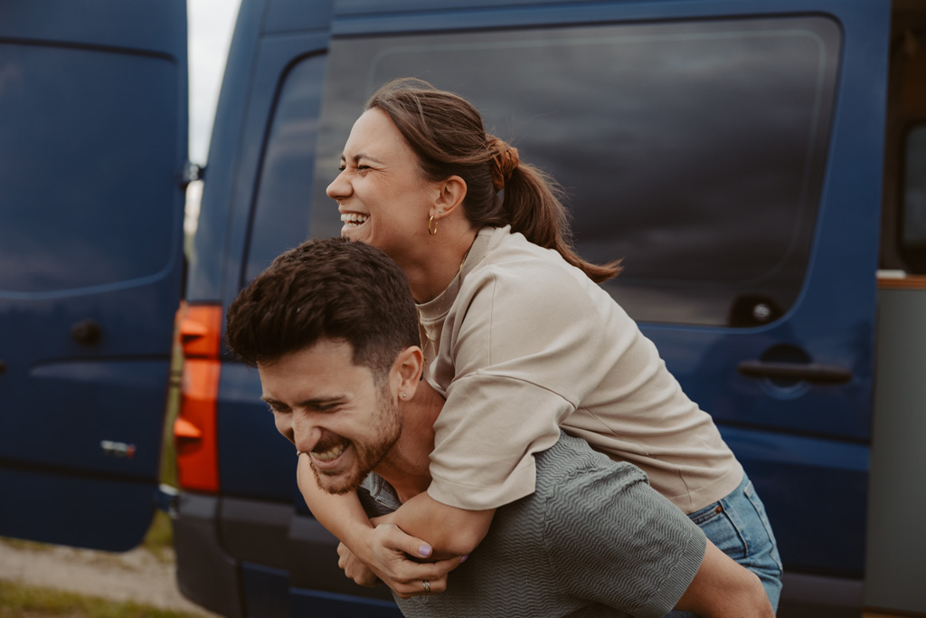 Vanlife Coupleshooting 3 photographer shooting Portugal coast vanlife fotos van on the road camper Paarfotos sonnenuntergang fotograf Berlin Deutschland