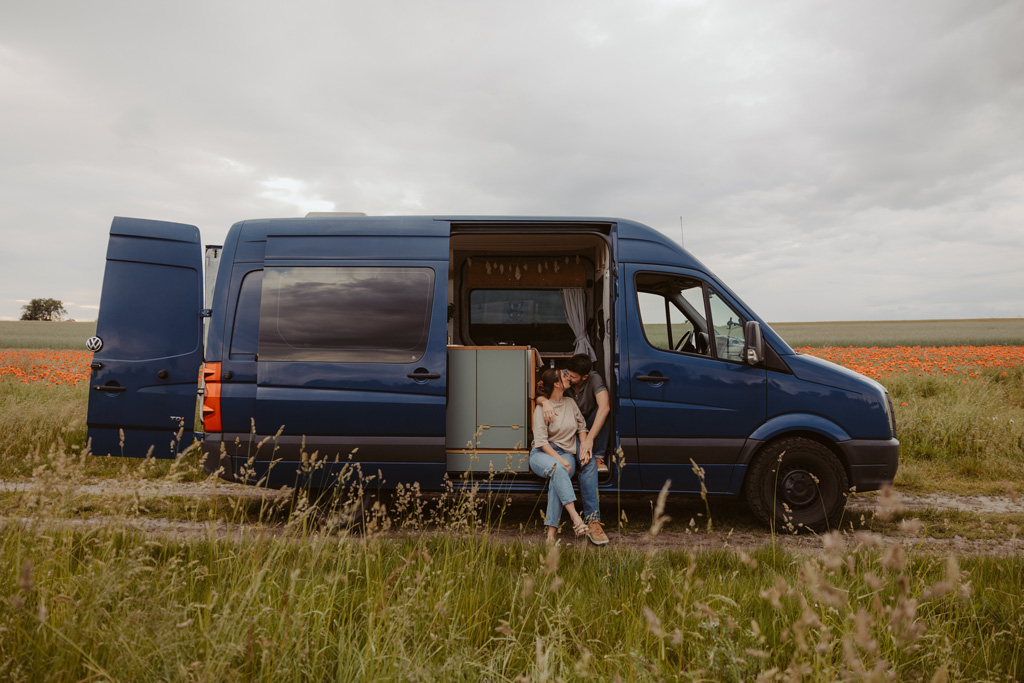 Vanlife Coupleshooting 5 photographer shooting Portugal coast vanlife fotos van on the road camper Paarfotos sonnenuntergang fotograf Berlin Deutschland