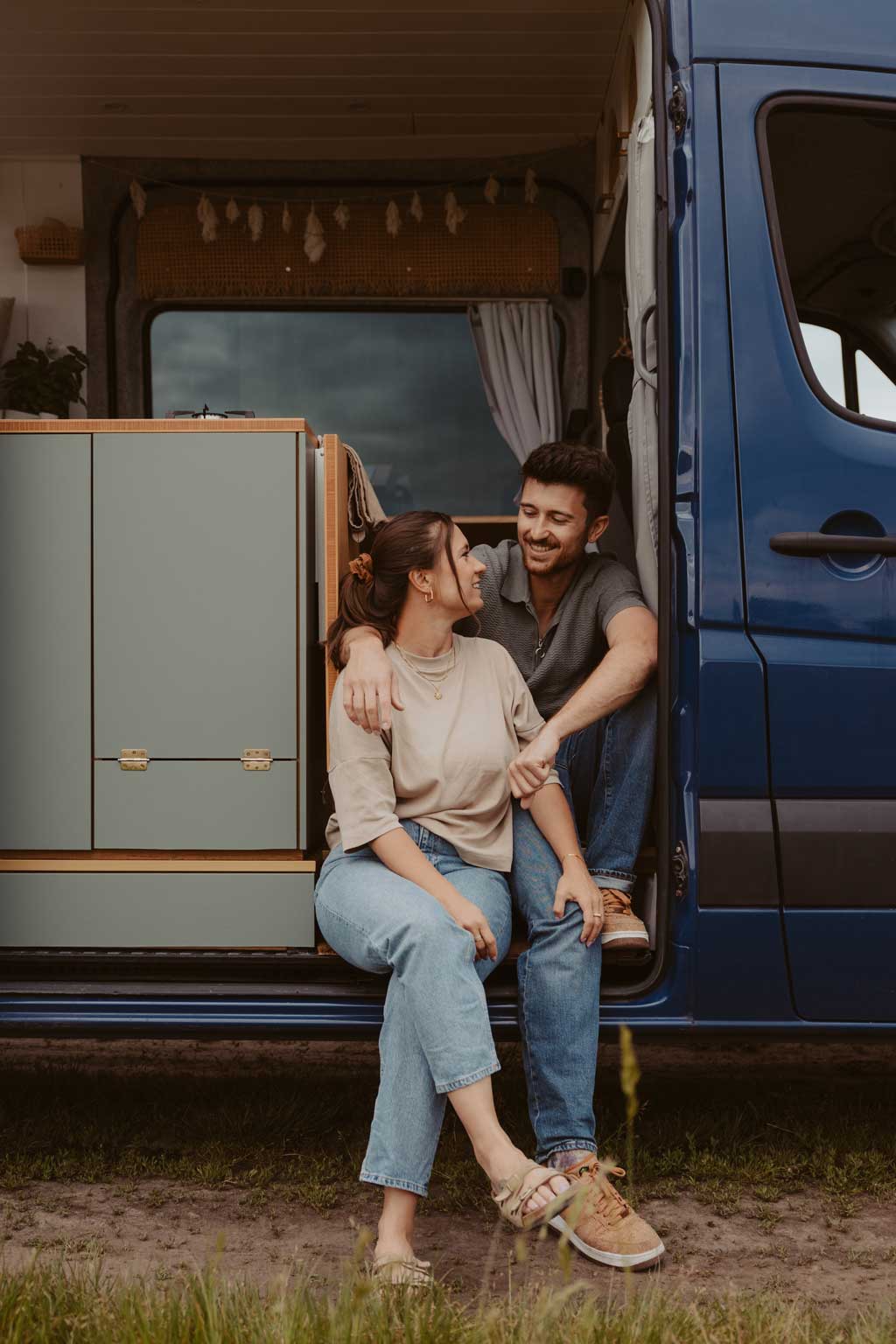 Vanlife Coupleshooting 2 photographer shooting Portugal coast vanlife fotos van on the road camper Paarfotos sonnenuntergang fotograf Berlin Deutschland