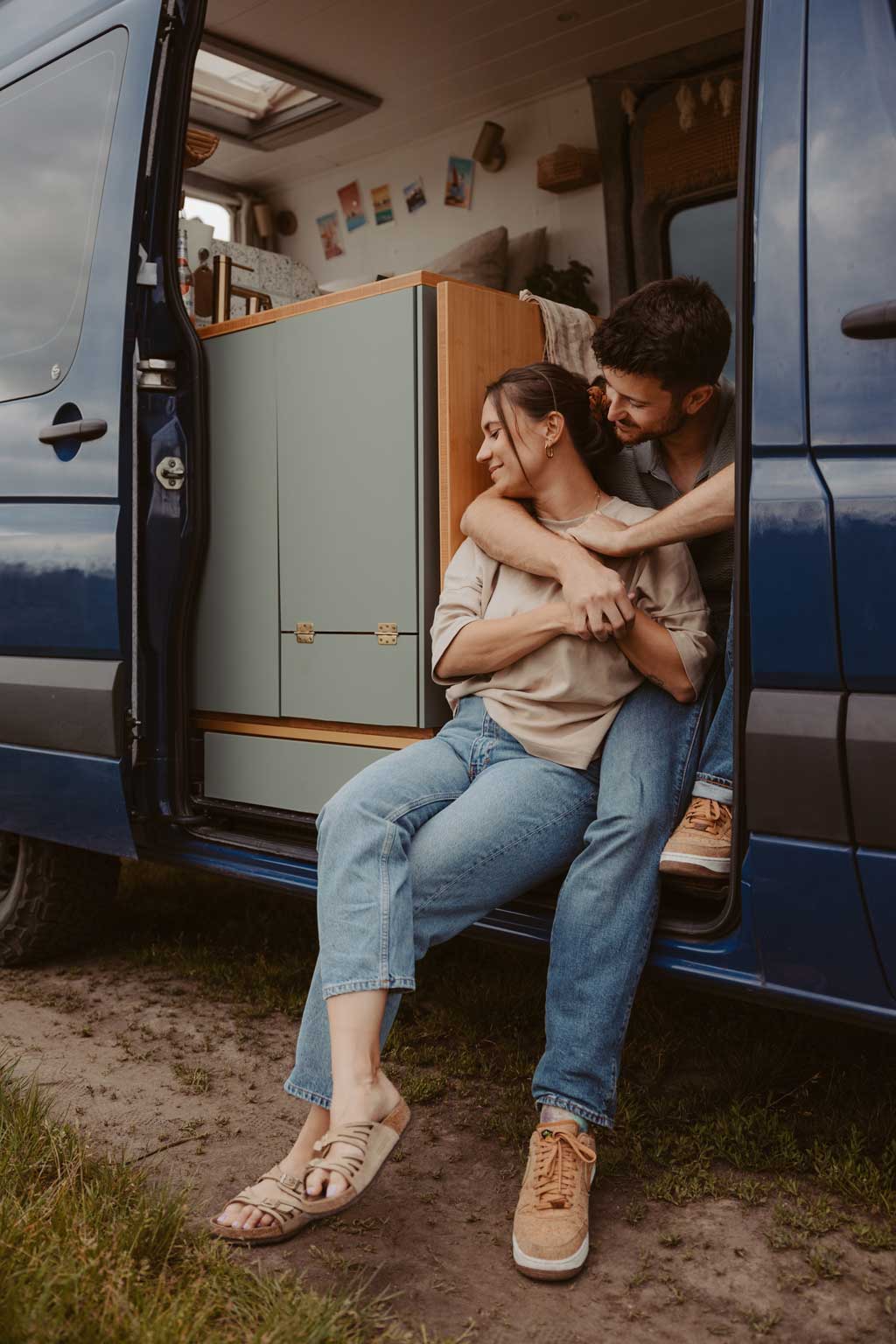 Vanlife Coupleshooting 6 photographer shooting Portugal coast vanlife fotos van on the road camper Paarfotos sonnenuntergang fotograf Berlin Deutschland