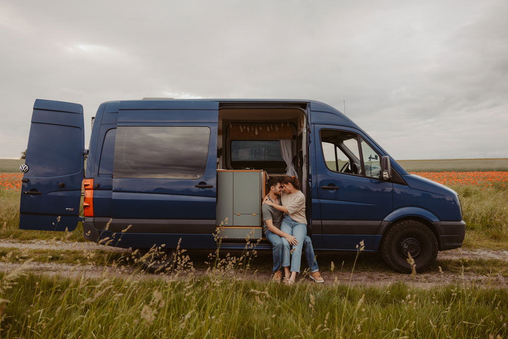 Vanlife Coupleshooting 19 photographer shooting Portugal coast vanlife fotos van on the road camper Paarfotos sonnenuntergang fotograf Berlin Deutschland