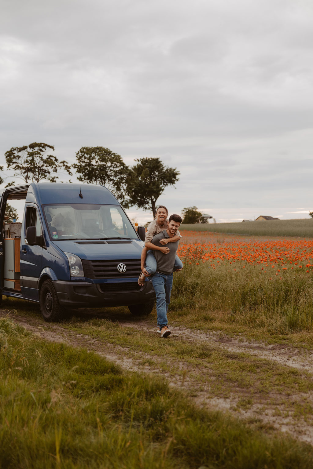 Vanlife Coupleshooting 21 photographer shooting Portugal coast vanlife fotos van on the road camper Paarfotos sonnenuntergang fotograf Berlin Deutschland