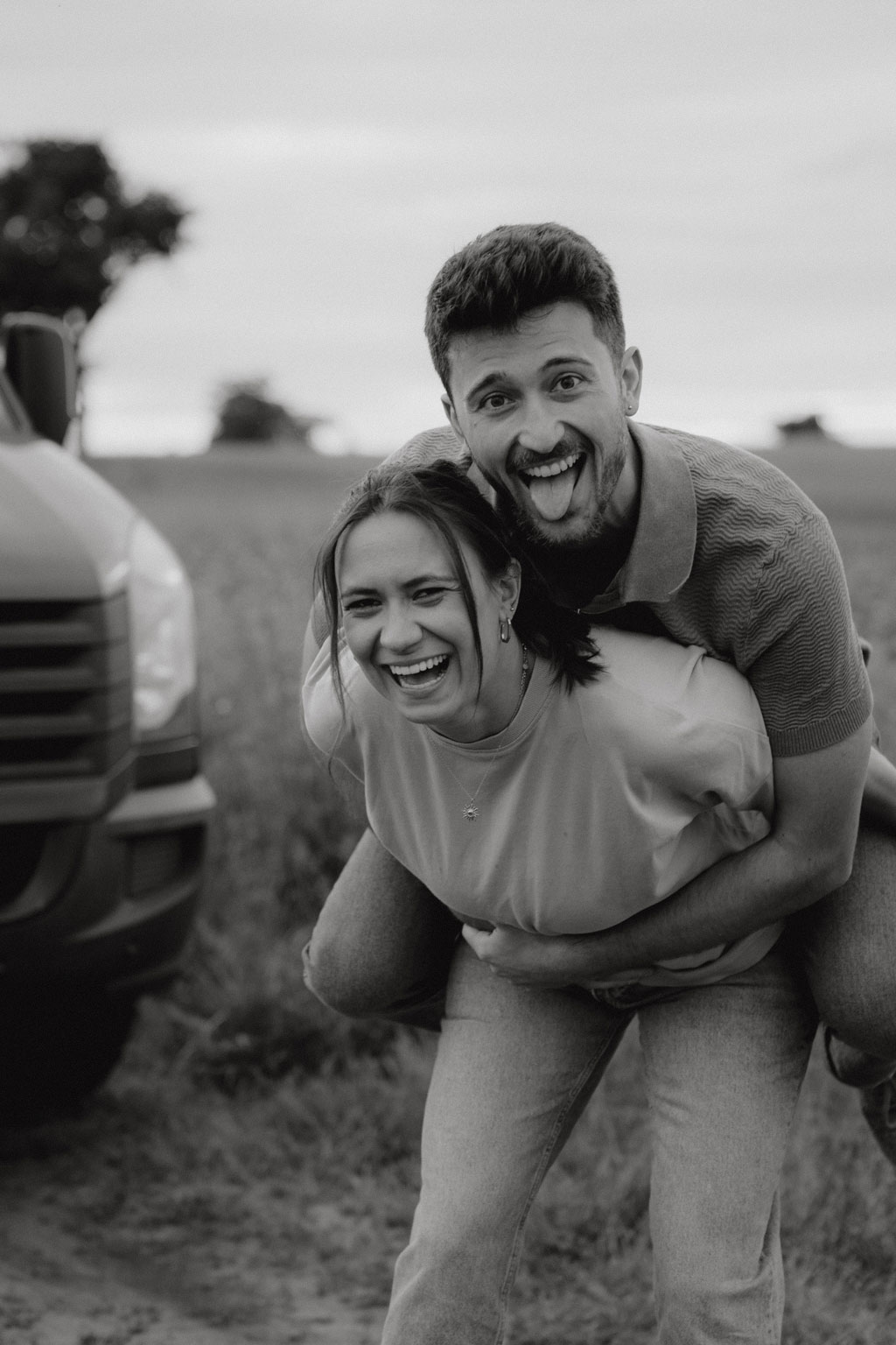 Vanlife Coupleshooting 4 photographer shooting Portugal coast vanlife fotos van on the road camper Paarfotos sonnenuntergang fotograf Berlin Deutschland