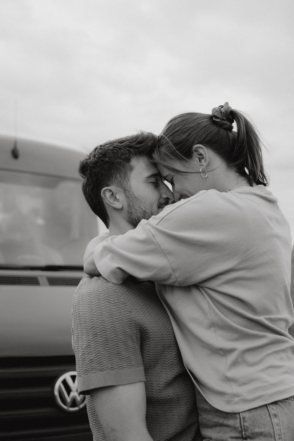 Vanlife Coupleshooting 17 photographer shooting Portugal coast vanlife fotos van on the road camper Paarfotos sonnenuntergang fotograf Berlin Deutschland