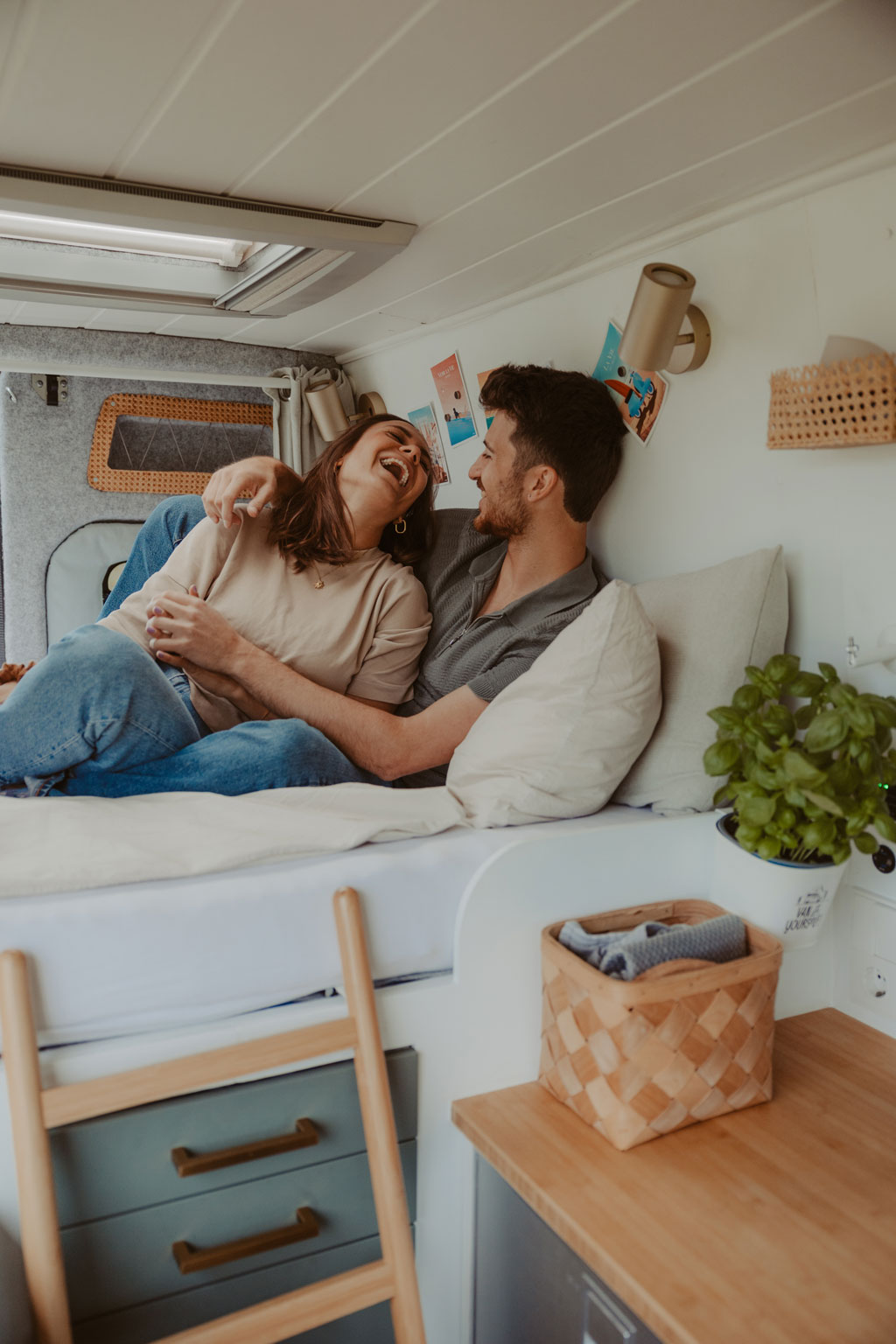 Vanlife Coupleshooting 16 photographer shooting Portugal coast vanlife fotos van on the road camper Paarfotos sonnenuntergang fotograf Berlin Deutschland