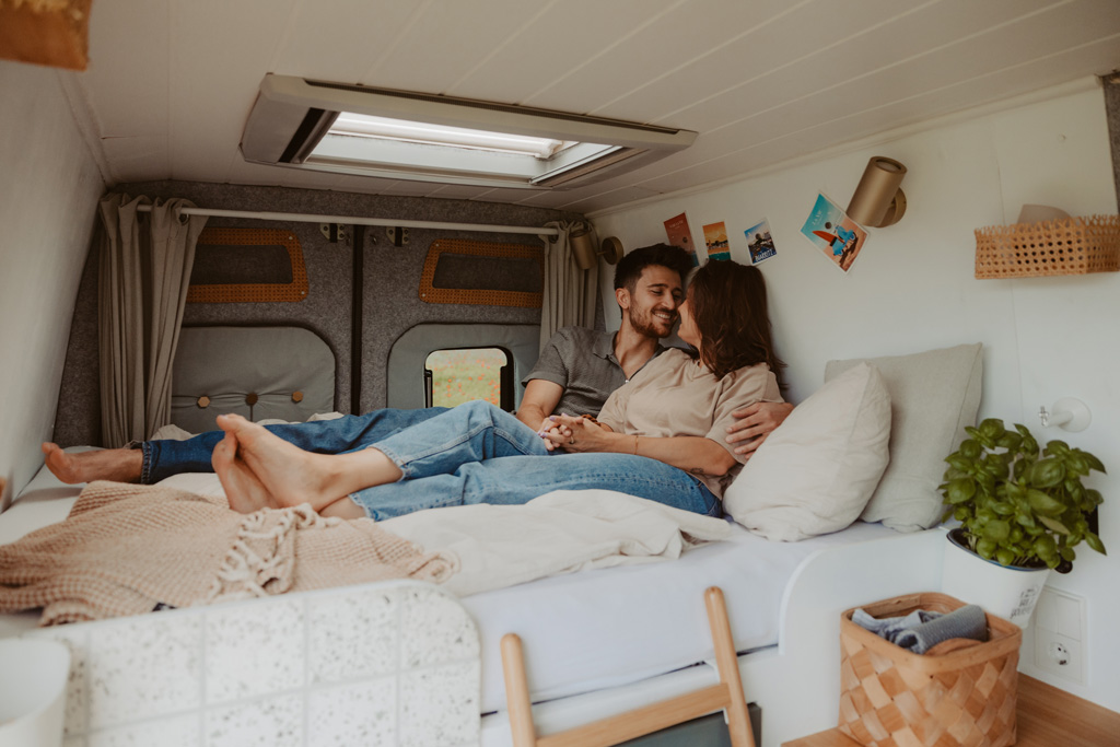 Vanlife Coupleshooting 9 photographer shooting Portugal coast vanlife fotos van on the road camper Paarfotos sonnenuntergang fotograf Berlin Deutschland