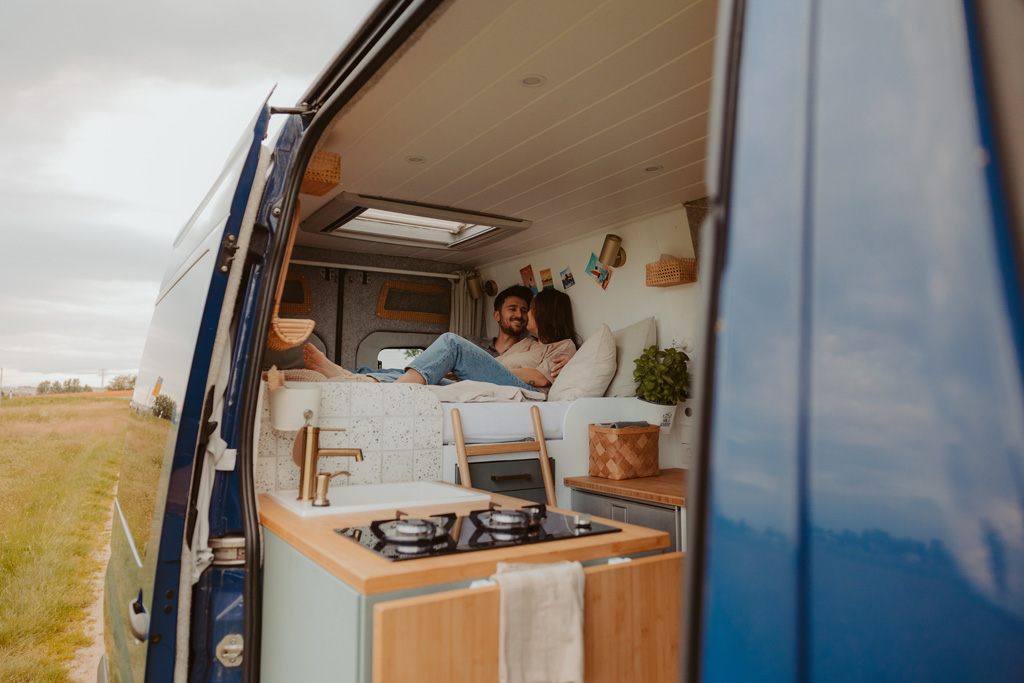 Vanlife Coupleshooting 18 photographer shooting Portugal coast vanlife fotos van on the road camper Paarfotos sonnenuntergang fotograf Berlin Deutschland