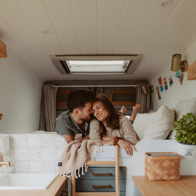 vanlife fotos van on the road camper Paarfotos sonnenuntergang fotograf Berlin Deutschland
