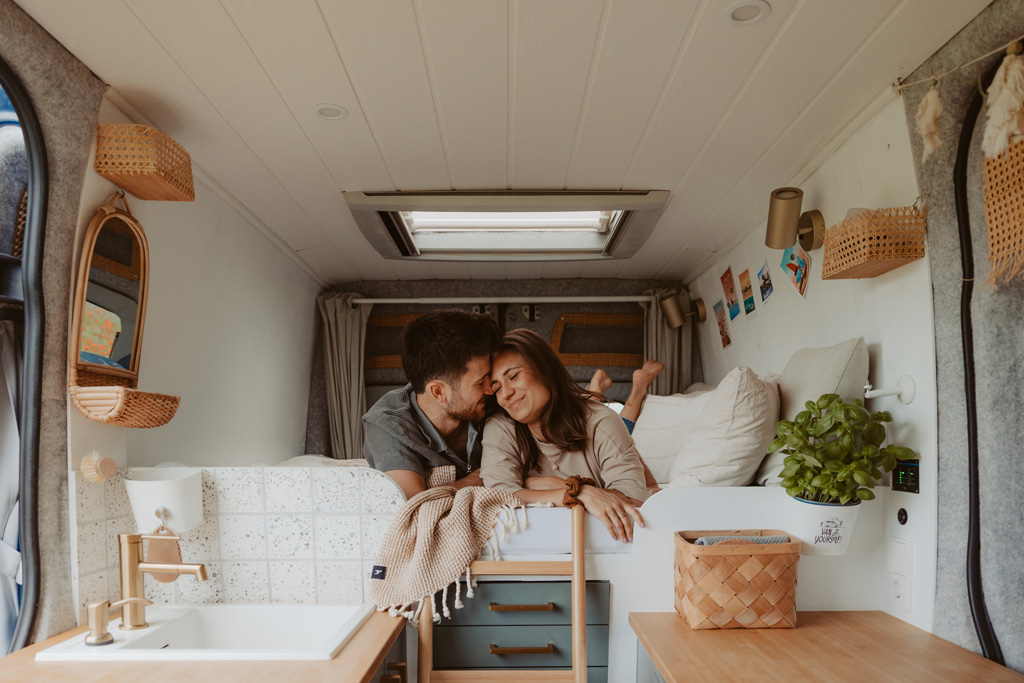Vanlife Coupleshooting 20 vanlife fotos van on the road camper Paarfotos sonnenuntergang fotograf Berlin Deutschland