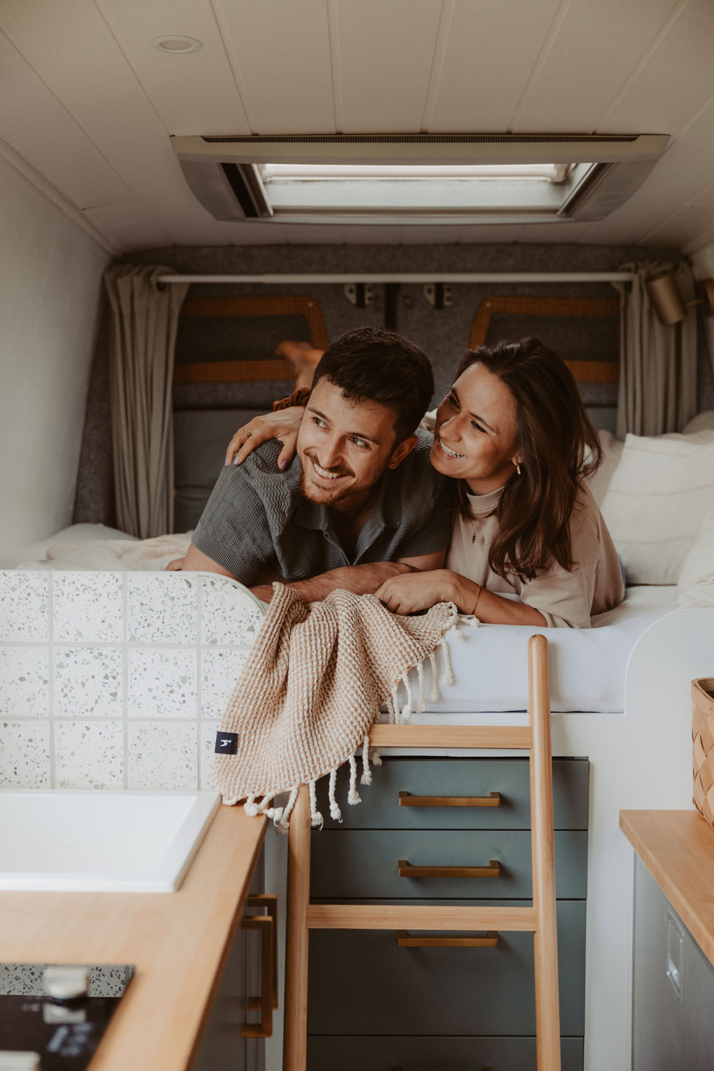 Vanlife Coupleshooting 8 photographer shooting Portugal coast vanlife fotos van on the road camper Paarfotos sonnenuntergang fotograf Berlin Deutschland