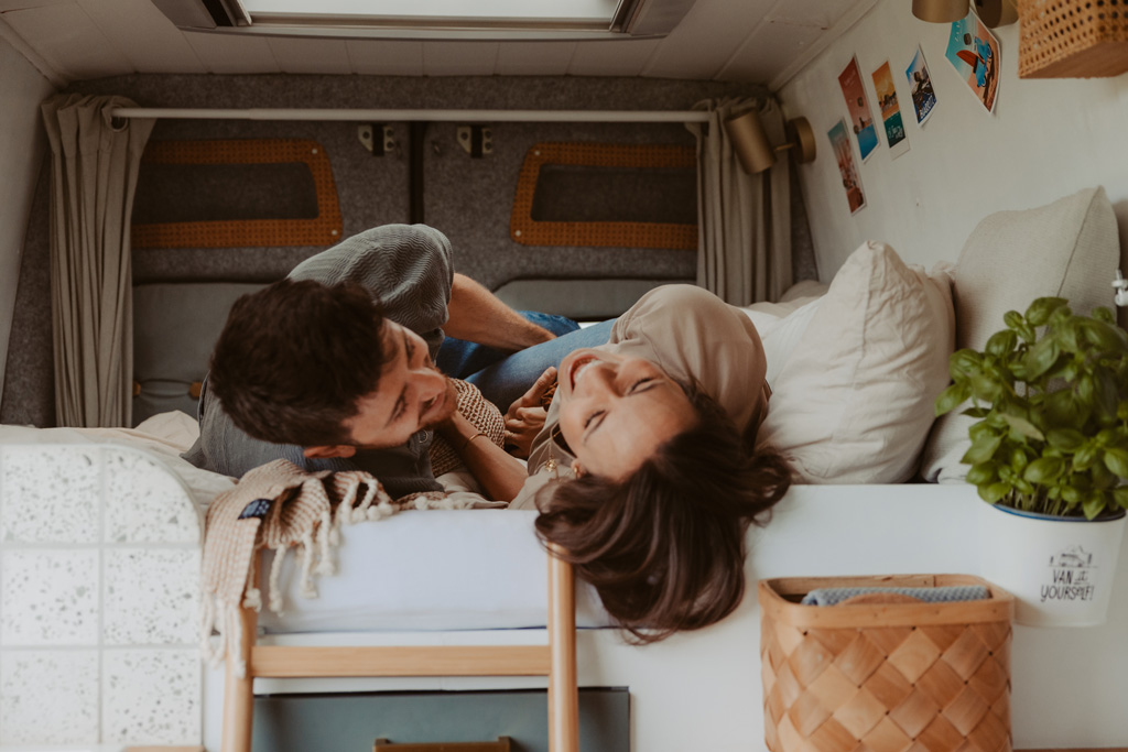 Vanlife Coupleshooting 13 photographer shooting Portugal coast vanlife fotos van on the road camper Paarfotos sonnenuntergang fotograf Berlin Deutschland