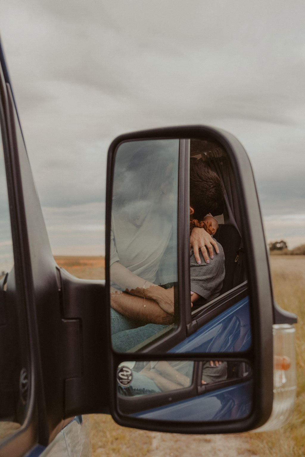 Vanlife Coupleshooting 15 photographer shooting Portugal coast vanlife fotos van on the road camper Paarfotos sonnenuntergang fotograf Berlin Deutschland