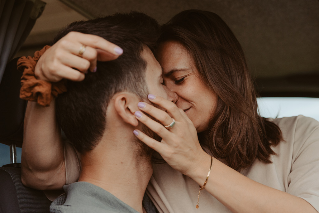 Vanlife Coupleshooting 7 photographer shooting Portugal coast vanlife fotos van on the road camper Paarfotos sonnenuntergang fotograf Berlin Deutschland