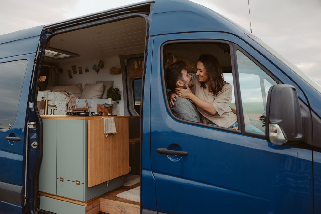 Vanlife Coupleshooting 10 photographer shooting Portugal coast vanlife fotos van on the road camper Paarfotos sonnenuntergang fotograf Berlin Deutschland