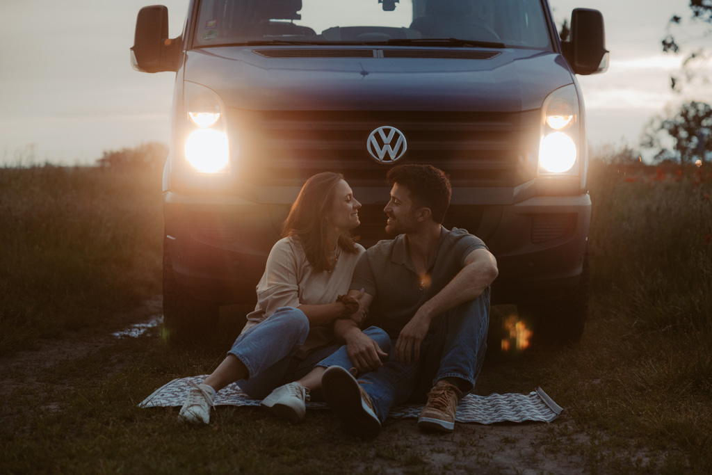 Vanlife Coupleshooting 14 vanlife fotos van on the road camper Paarfotos sonnenuntergang fotograf Berlin Deutschland