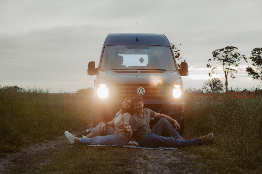 Vanlife Coupleshooting 1 vanlife fotos van on the road camper Paarfotos sonnenuntergang fotograf Berlin Deutschland