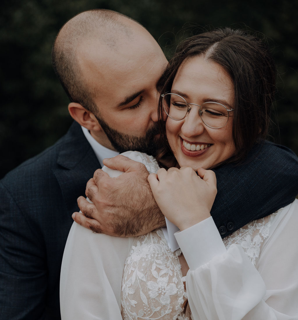 Hochzeit im Kavalierhaus Caputh 34 wedding Berlin Hochzeiten und heiraten im Kavalierhaus caputh bei Berlin nahe Potsdam im grünen am See als Hochzeitsfotografin Berlin und Brandenburg war ich dabei bei regen und mit Regenschirm. geheiratet wurde in einer Kirche.