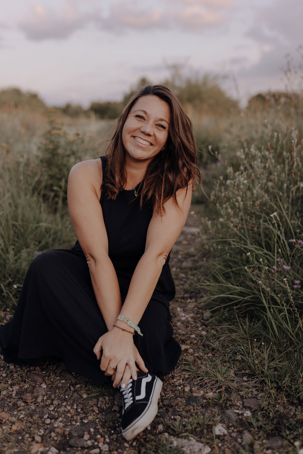 maria Brussig hochzeitsfotografin aus Berlin sitzt in der Natur in der Karlshorst und lässt Porträts von sich machen 