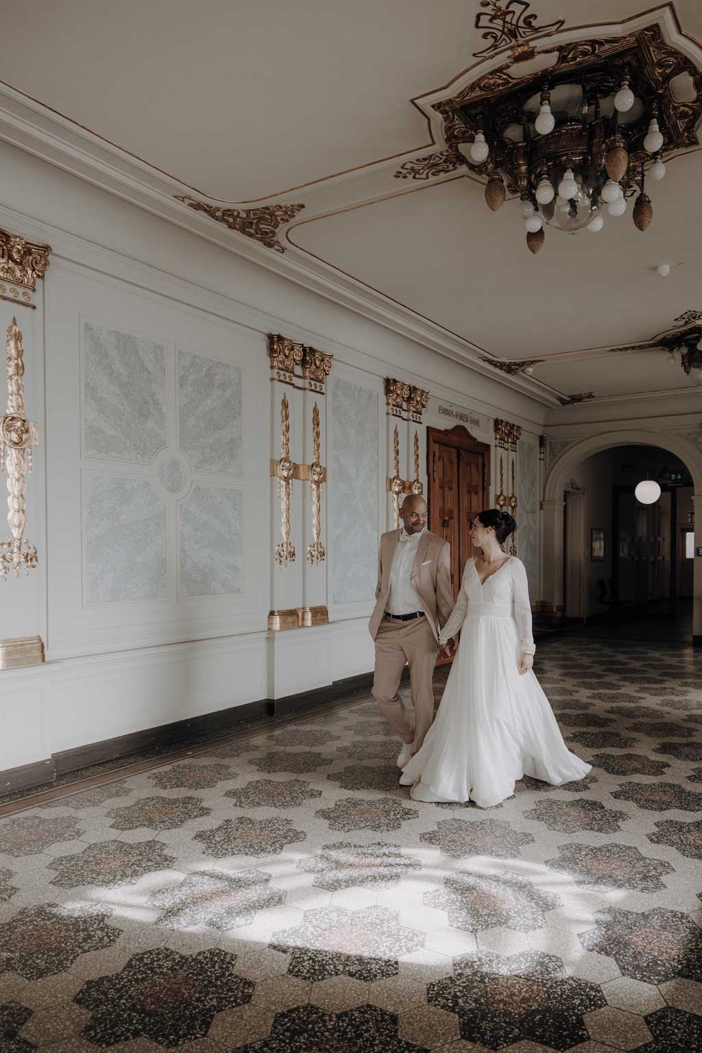 Rathaus Pankow berlin hochzeotsfotos Hochzeitsfotografin in einem räum sieht au wie in einem schloss standesamtliche trauung in berlin mit Fotografin 